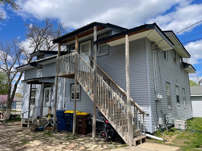 Building Photo - 315 S Willow St Unit Upper Level