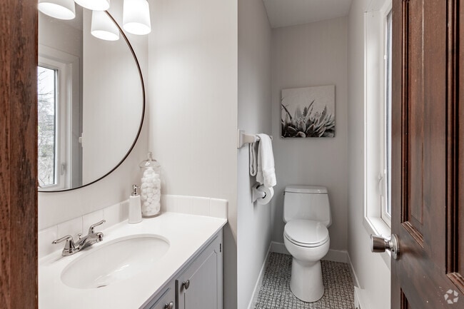 Baño principal - Wayzata Lake Apartments