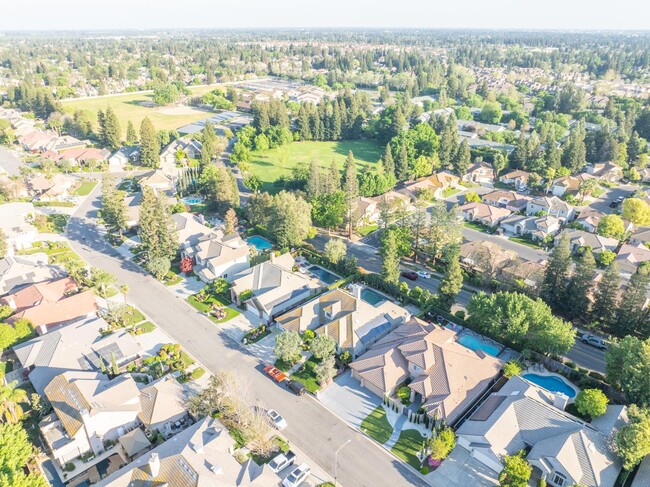 Photo - 1103 E Newhall Dr