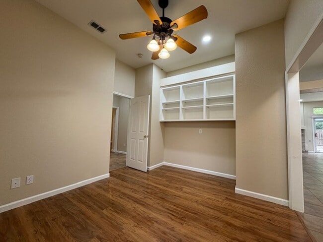 Photo - 3 bdrm + den in Woodcreek Oaks