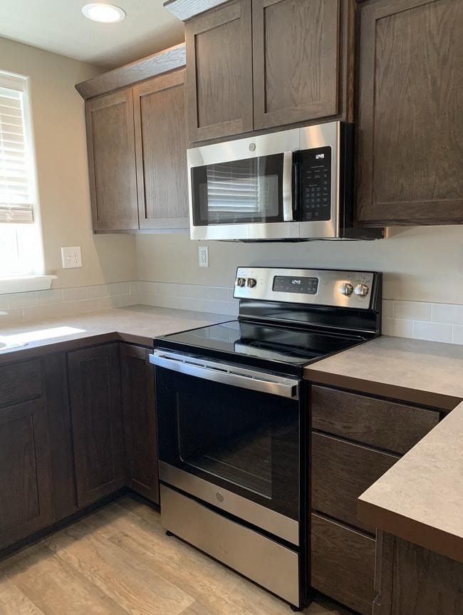 Photo - 3 bed, 2 bath Rambler, near Park Orchard. Fully fenced.