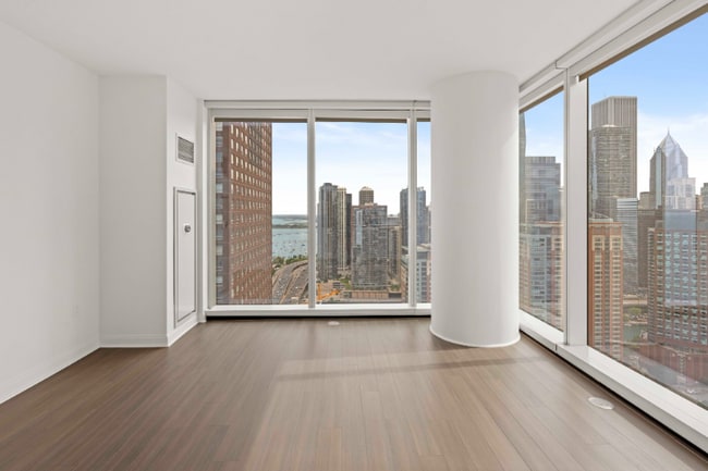 Photo - 465 E Illinois St