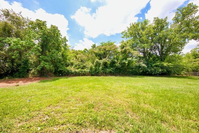 Photo - ** 3 bed 2 bath located off Wares Ferry Rd ** call (334) 366-9198 for a showing self tour