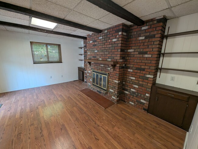 Building Photo - Kenwood Charmer - Section 8 Friendly Rental
