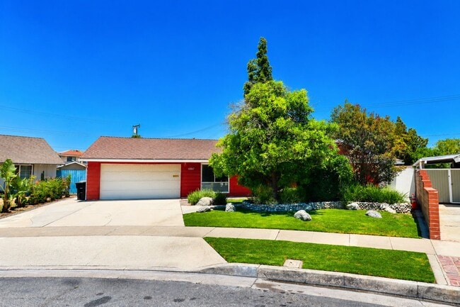 Building Photo - Large 6 Bedroom - Huge Yard - Students Welcome