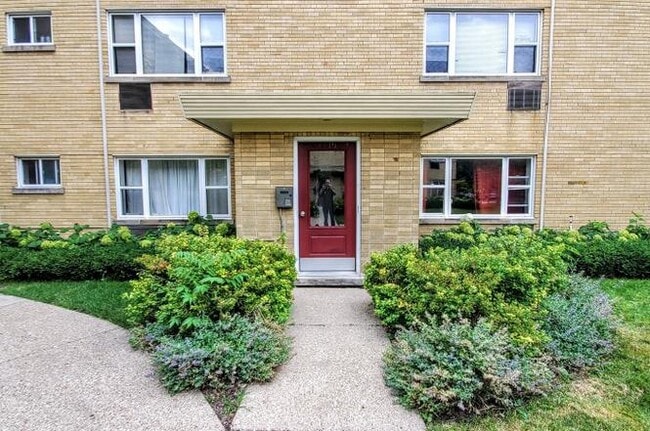 Building Photo - 2113 Howard St Unit 2B