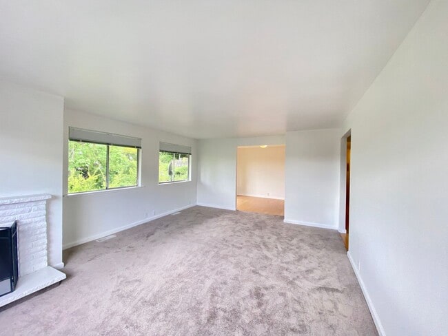 Photo - Letitia Ave S. (4051) Unit B