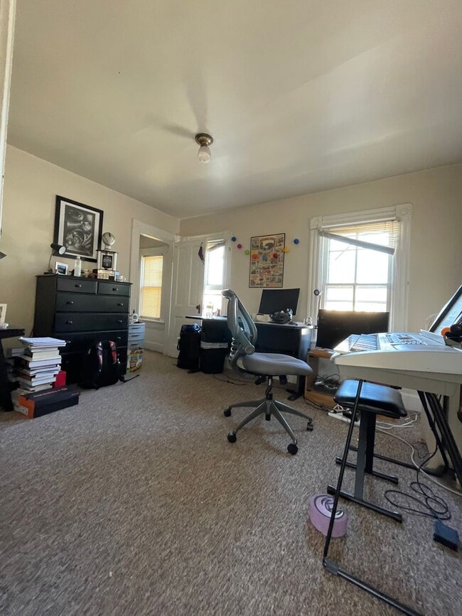 Building Photo - 3 Bedroom Apartment in Great Location. Unit 405