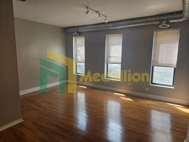 Photo - Spacious Studio with Hardwood Floors and Stainless Steel Appliances – Prime Milwaukee Ave Location Unit 2