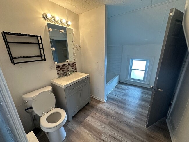 Photo - 190 Young St