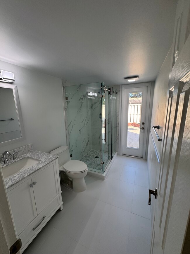 bright bathroom - 5604 Eagle Lake Dr