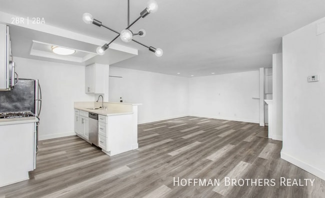 Building Photo - 1533 N Martel Ave Unit 205