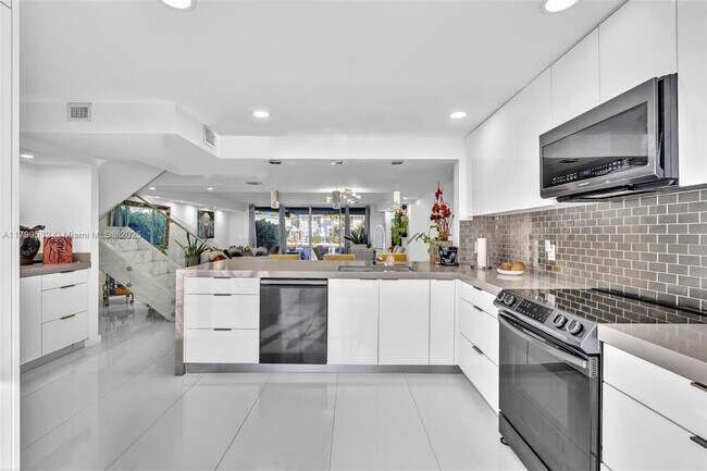 Photo - 823 NE 26th Ave