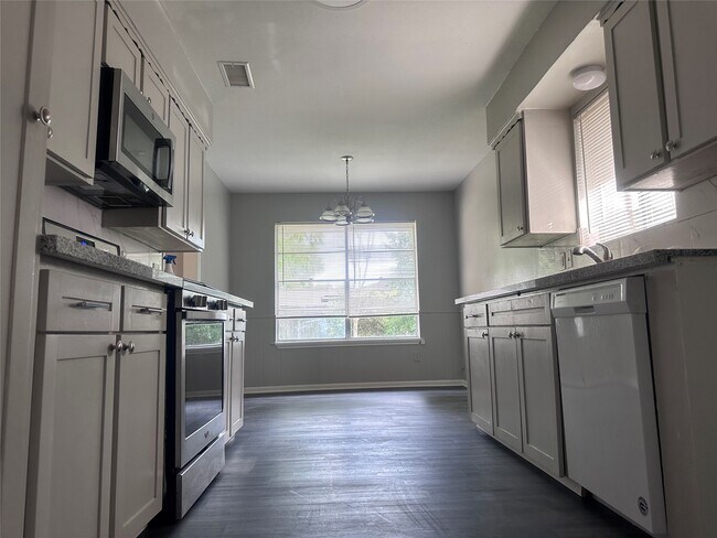 13611 Fernhill Dr