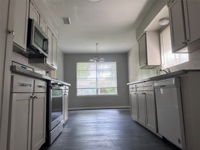 Photo - 13611 Fernhill Dr