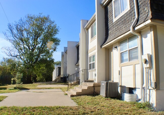 Photo - $500 Fall Move in Special - Spacious Townh...