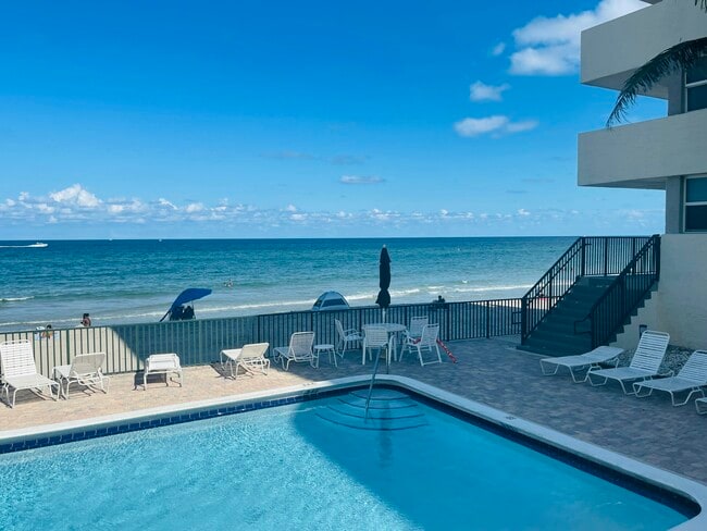 Building Photo - 1237 Hillsboro Mile Unit 302