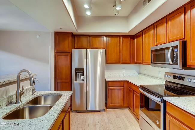 Photo - 2402 E 5th St