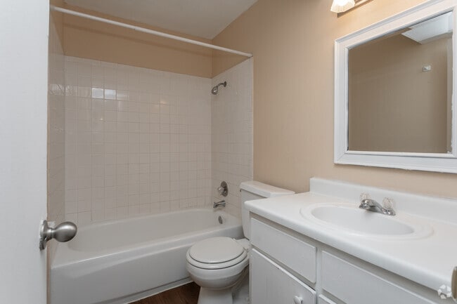 2BR, 1BA - 850 SF