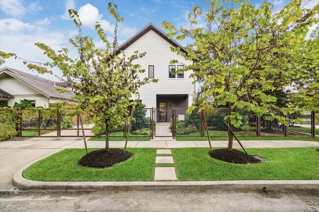 Photo - 1136 Woodland St