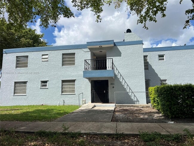 Building Photo - 3001 SW 2nd St Unit 205C