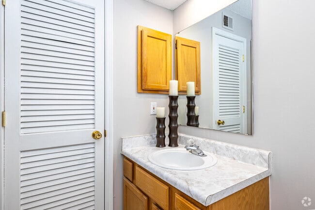 The Lakeview Loft - Second Bathroom - Hunter's Pointe Apartments