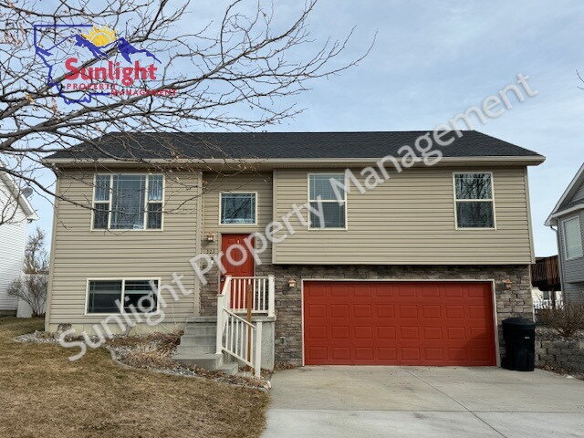 3 Bed 3 Bath with 2 Car Attached Garage - 3 Bed 3 Bath with 2 Car Attached Garage Apartment