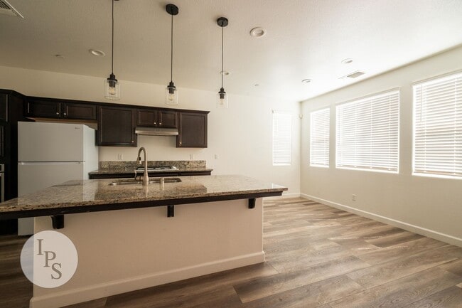 Photo - Fresno SouthEast Home, Gated Community, Clovis Unified School District, 3BR/2.5BA - Lots of Ameni...