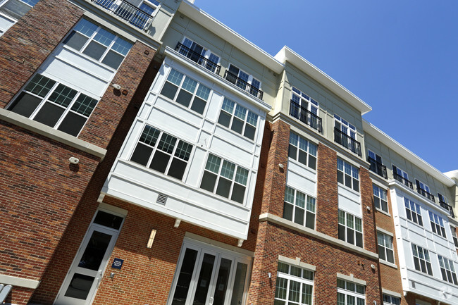 Woodmont Metro at Metuchen Station - Woodmont Metro at Metuchen Station Apartments