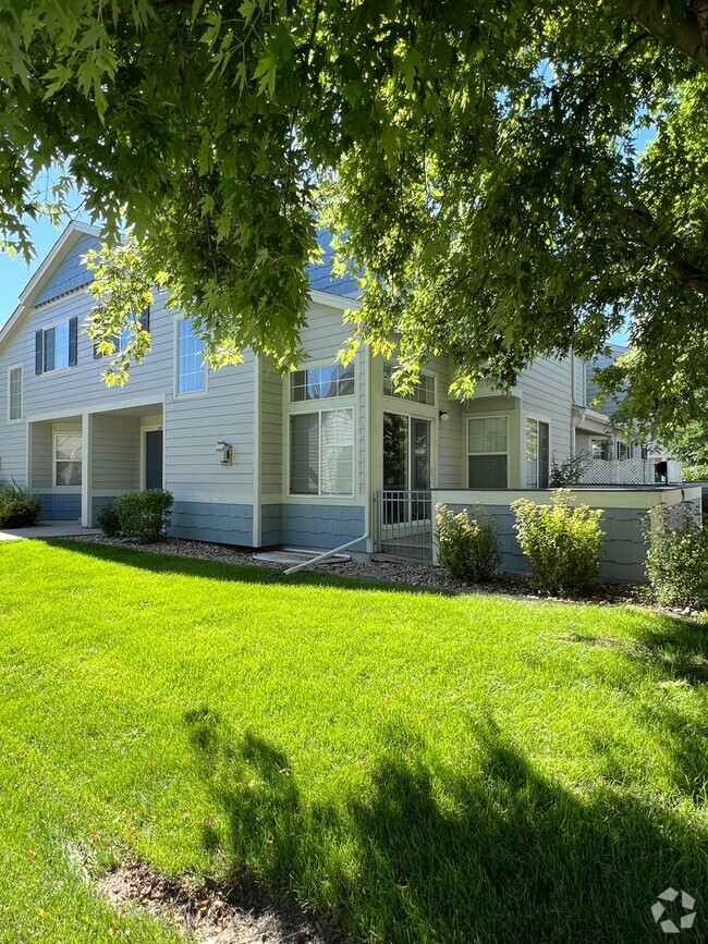 Building Photo - Charming 2 Bed/1.5 Townhome in Fabulous Lo...