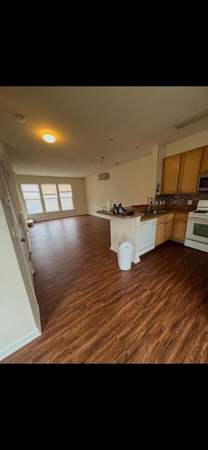 Photo - 23056 Fontwell Square