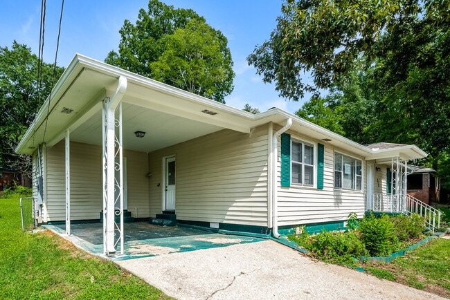 Photo - 828 5 Mile Rd