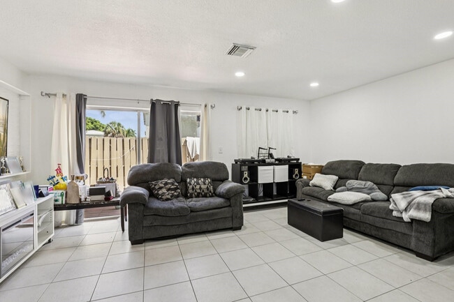 Photo - 5843 Woodlands Blvd