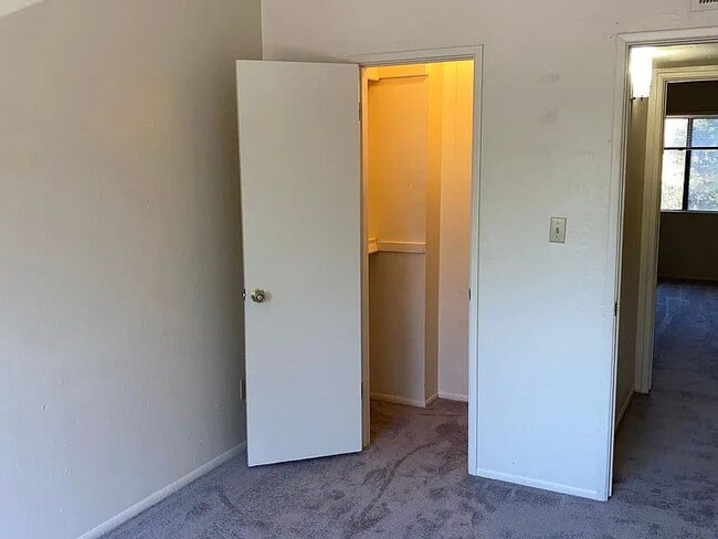 Building Photo - 2 Bed / 1.5 Bath Townhome | Fireplace | Private Yard | Walk-In Closets Unit 2