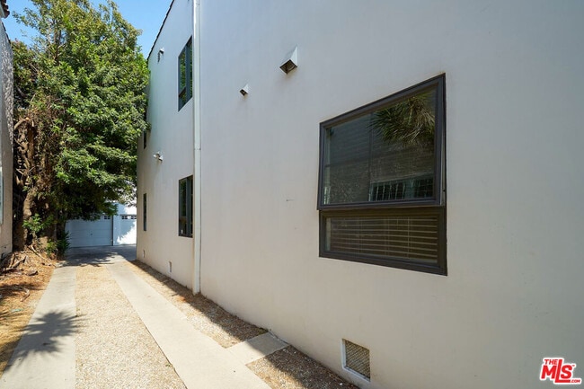 Photo - 614 N Genesee Ave