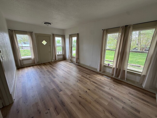 Building Photo - Cute and clean 1 Bedroom house in Marshalltown
