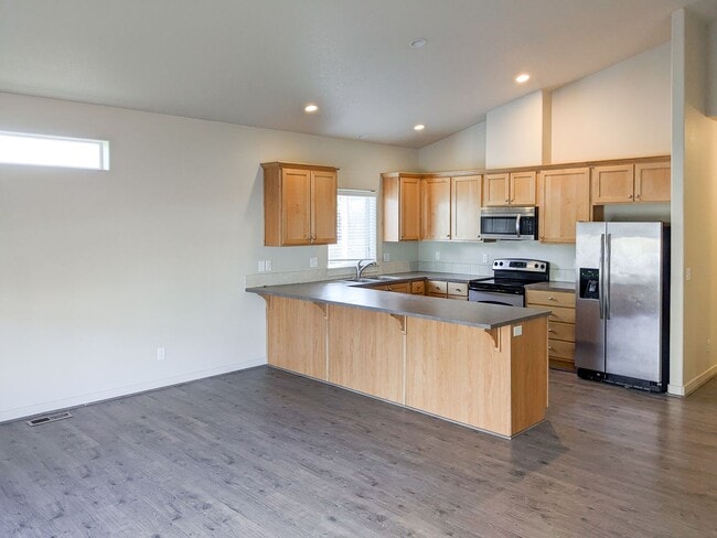 Photo - 958 Harbour Ln NE