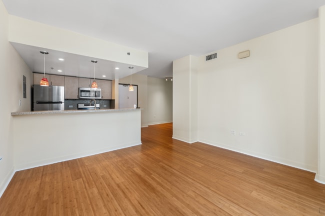 Photo - 425 W Beech St Unidad 611