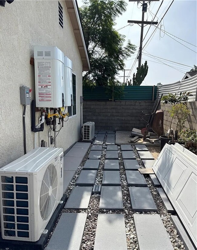 Building Photo - 7333 Kraft Ave Unit 1.5