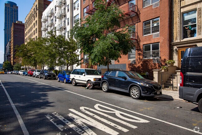 225 W 70th St New York, NY 10023 - 225 W 70th St