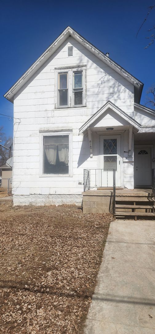 Building Photo - 814 9th Ave SW Unit A