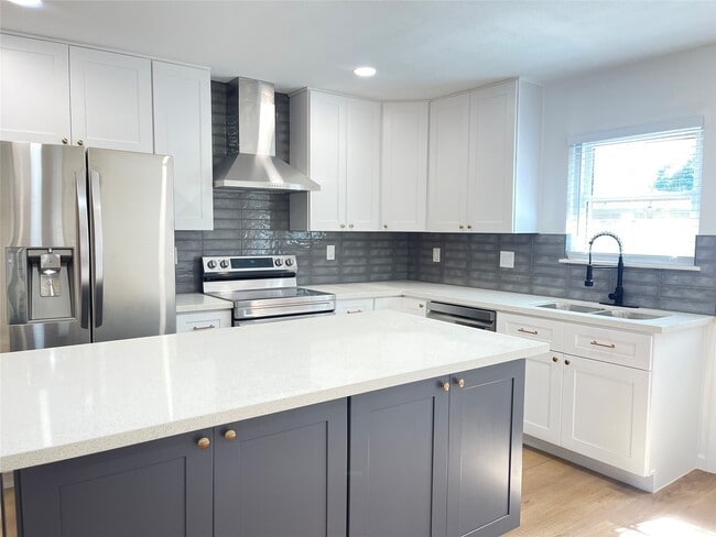 Photo - 2825 8th Ave N