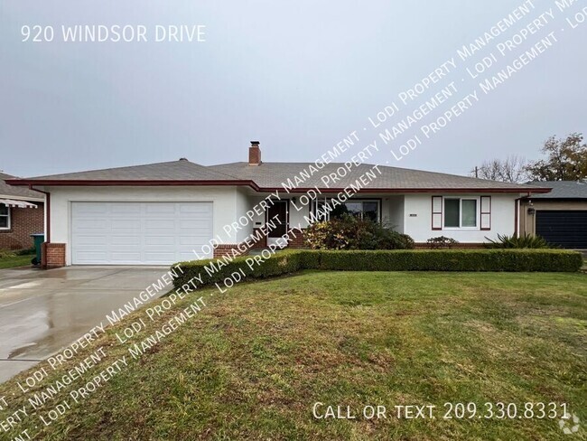 Building Photo - Spacious 3 Bedroom Home