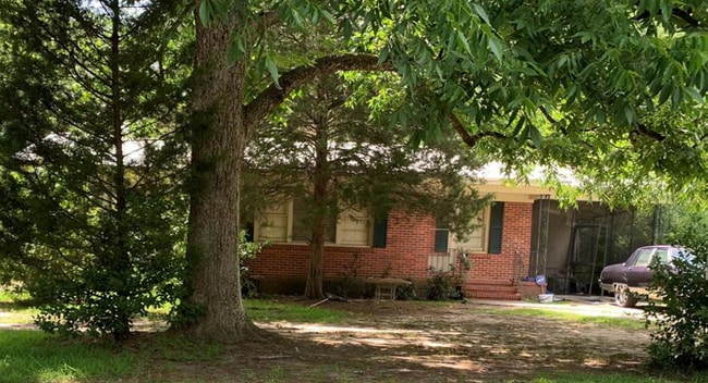 Building Photo - 102 Roberts St