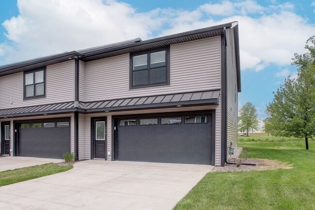 Building Photo - Spacious 2 Bed/2 Bath Condo in Prime Location Unit 298