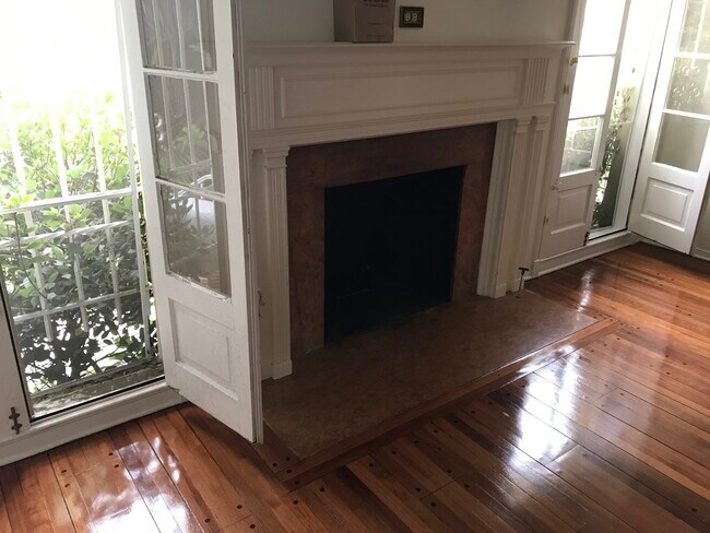 French Doors open to Courtyard - 5211 W 9th St Unidad 5211 w. 9th Street