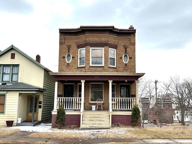 Building Photo - 308 E 5th St Unit 308 C