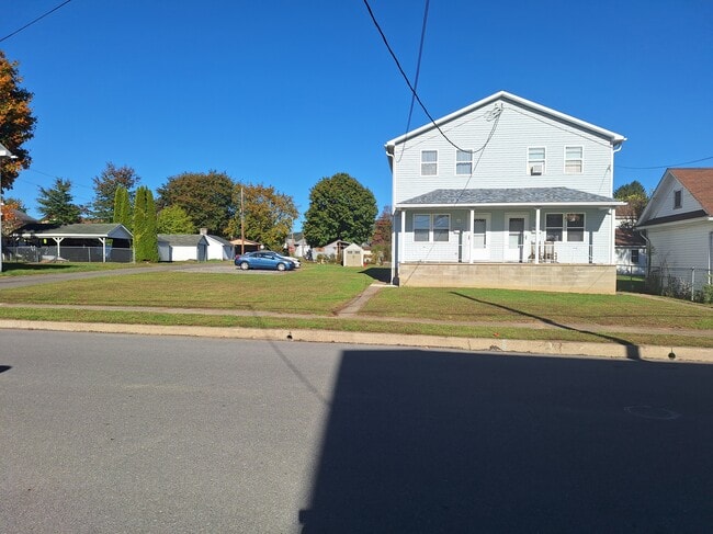 Building Photo - 145 Honeymoon St