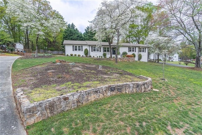 Photo - 194 Melanie Ln