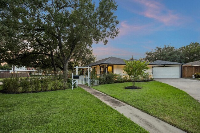 Photo - 8518 Westview Dr
